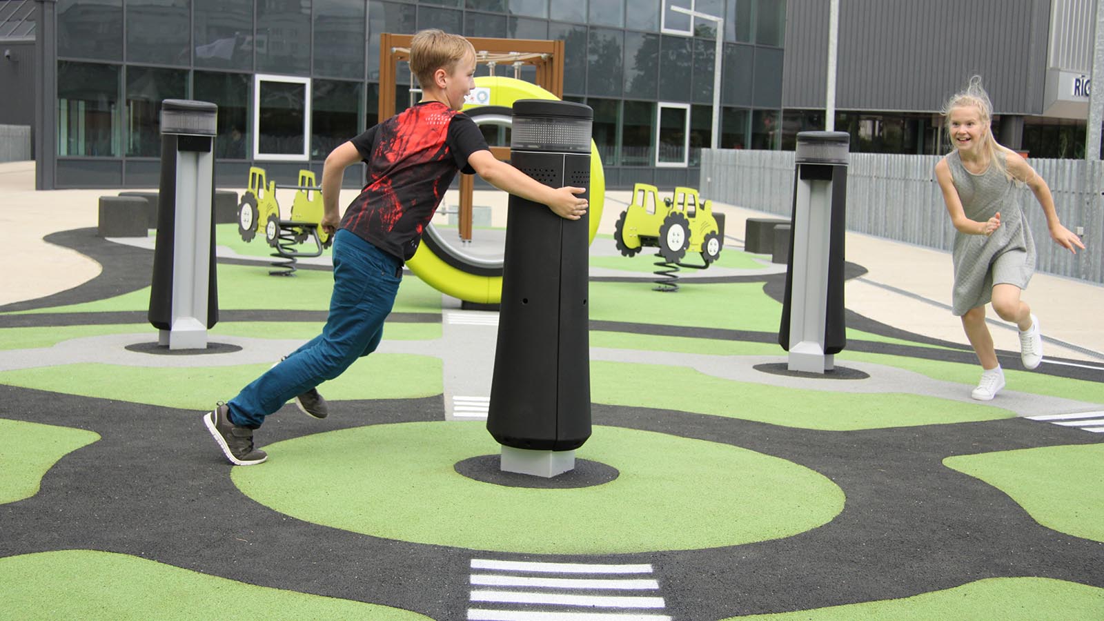 Med interaktive apparater på lekeplassen blir det uimotståelig å bevege seg